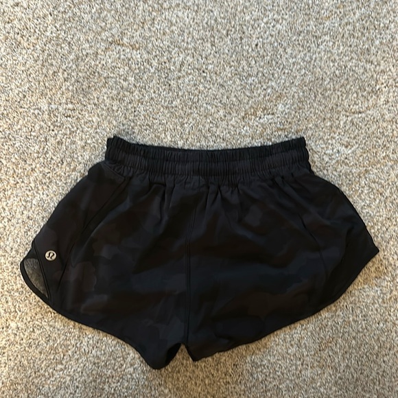 Lululemon Hotty Hot 2.5 shorts size 4 black camo - Picture 2 of 2